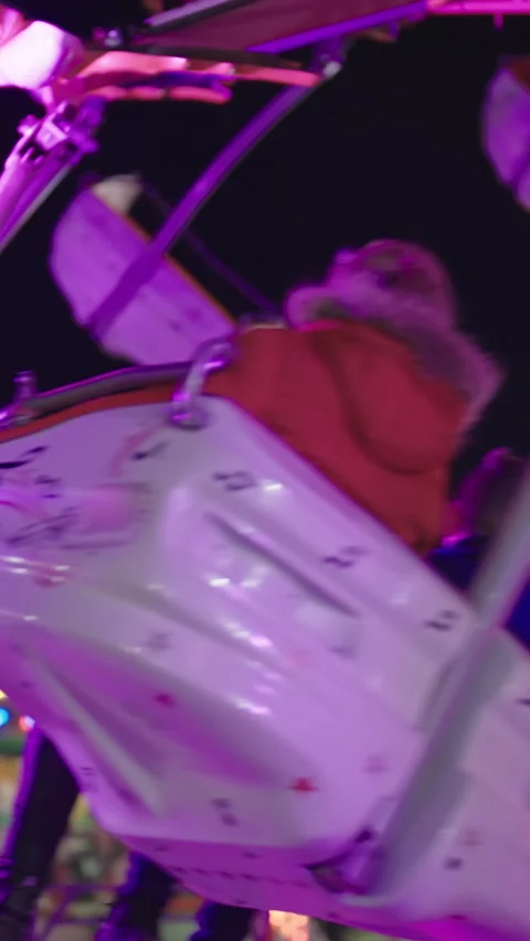 Ferris wheel ride empty seats in amusement park at night in slow motion Stock Footage 324974568