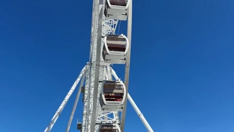 Ferris wheel rotating against clear blue sky Stock-Footage 309481331