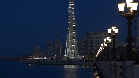 Ferris wheel on the seafront of Bari on a summer evening Vídeo Stock 97881253