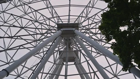 A Ferris wheel is seen from below, showing its structure and moving cabins. The Vídeo Stock 344528064