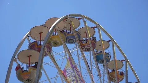 Ferris Wheel in Slow Motion Stockbeeldmateriaal 95086780