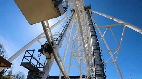 Ferris wheel structural elements, cabins, motor and metal structures 库存影片 194854037