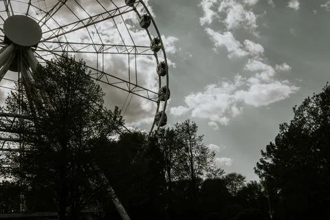Ferris wheel structure with large circular frame and passenger cabins silho.. Stock Photos