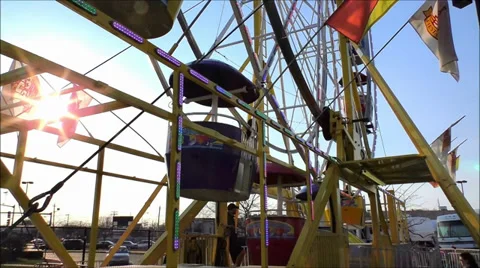 Ferris Wheel turns Stock Footage 37183882