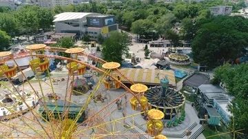 Ferris wheel water park resort Stock Footage