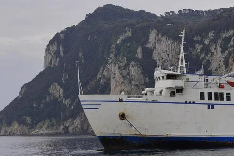 Ferry and cliffs. 库存照片