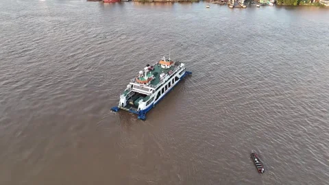 Ferry and Small Boats Navigating Muddy Kapuas River Pontianak Vídeo Stock 334320511