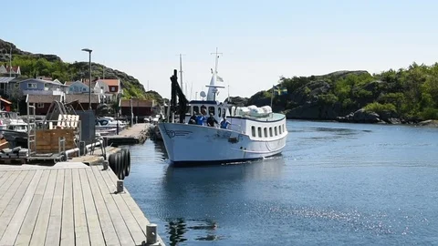 Ferry arriving Stock Footage 91250537