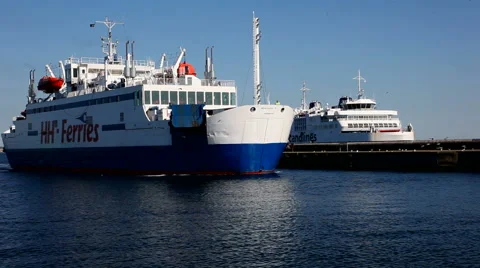 Ferry arriving in harbor Stock Footage 40468430