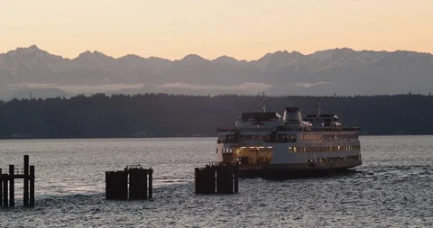 Ferry Boat Leaving Dock in Edmonds WA with view of Olympic Mountains Vidéo 102467028