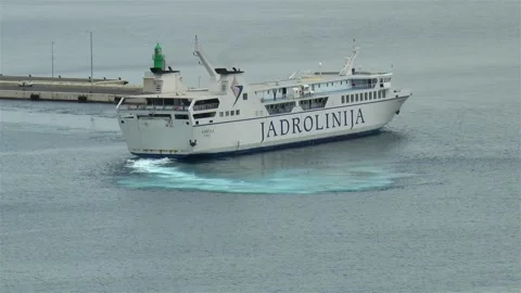 Ferry boat maneuvers to dock at the Split City port. 스톡 동영상 144136659
