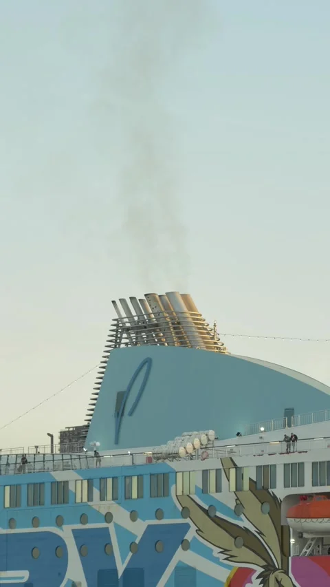Ferry boat smoke stack vertical shot, Genoa harbor, Italy. May 23, 2026 库存影片 335634883