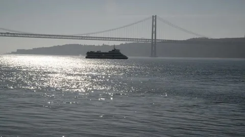 Ferry boat on Tagus River. Vídeo Stock 48979681