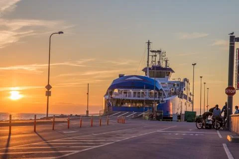 Ferry docking at the docks Foto stock