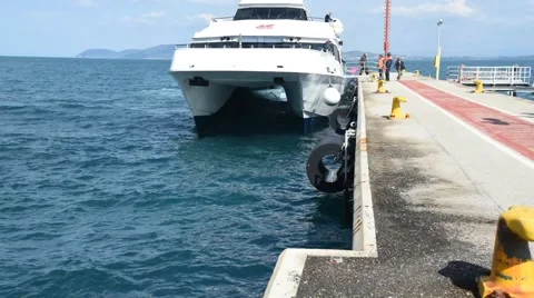A ferry docks to drop off and load up passengers Video stock 62257159