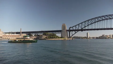 Ferry gliding gracefully over Sydney Harbour framed by the Sydney Harbour Bridge Vidéo 248950208
