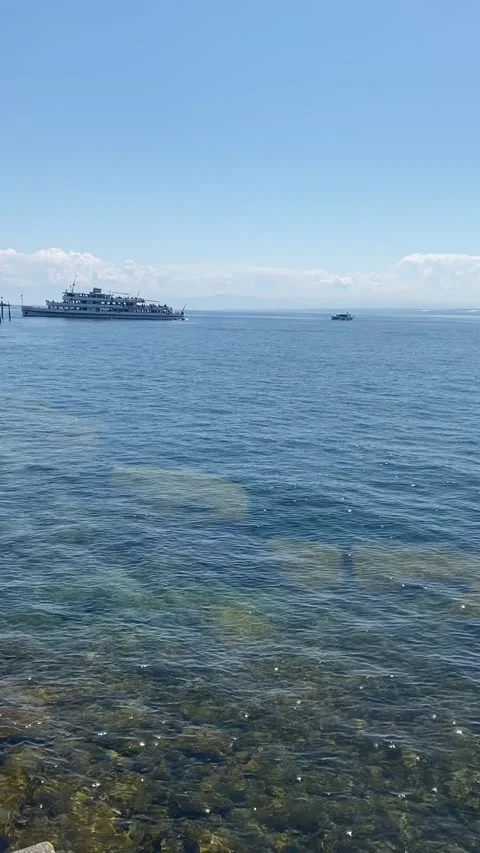 The ferry goes across a beautiful large lake 動画素材 314782842