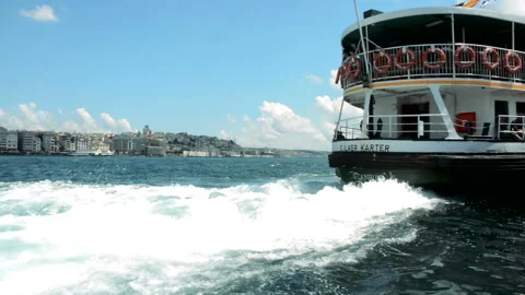 The Ferry Goes Through the Bosphorus 库存影片 157836865