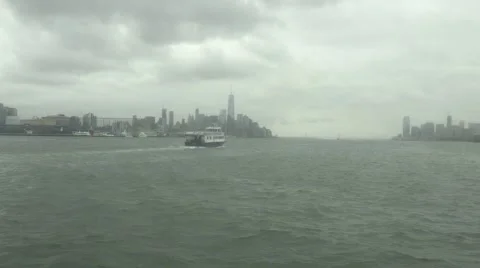 Ferry heading south on Hudson River toward Freedom Tower in New York City. Stock-Footage 56089150