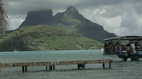 Ferry leaving dock with Bora Bora Island backdrop  Vidéo 68101180