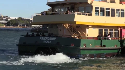 Ferry leaving Kiribilli wharf Stock Footage 98326554
