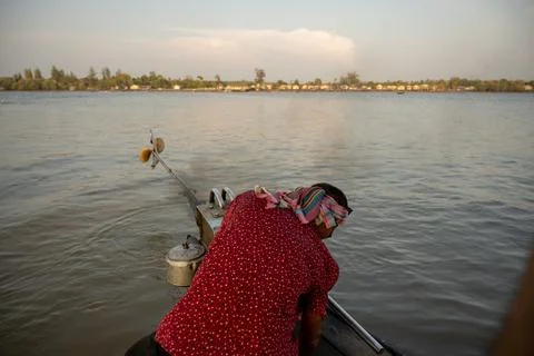 Ferry Operator Works During Koh Klang Crossing Foto stock