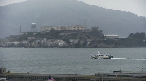 Ferry Passes Alcatraz Prison Vídeo Stock 46866971