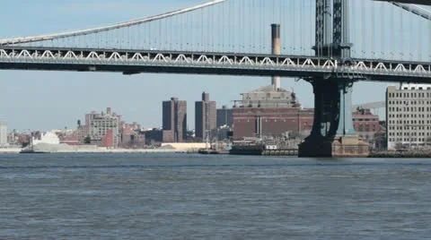 Ferry Passing under Manhattan Bridge Vidéo 21259046
