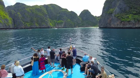 Ferry from Phuket to the Phi Phi Islands. Vídeo Stock 323258668