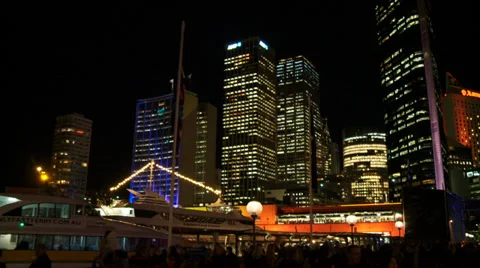 Ferry pulling in to Circular Quay at night 库存影片 34173277