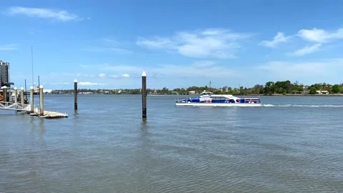 A ferry sailing on the Brisbane river Vidéo 143225602