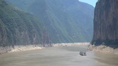 Ferry sails through mighty cliffs of Three Gorges along Yangtze river China Vídeo Stock 67552105