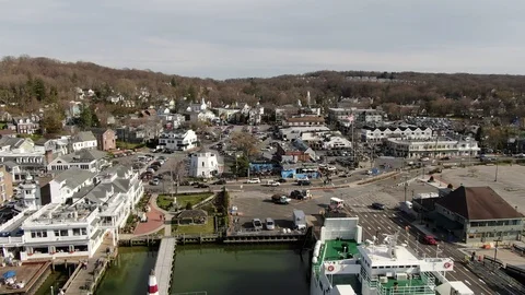 Ferry terminal and downtown blocks of Port Jefferson 库存影片 106404045