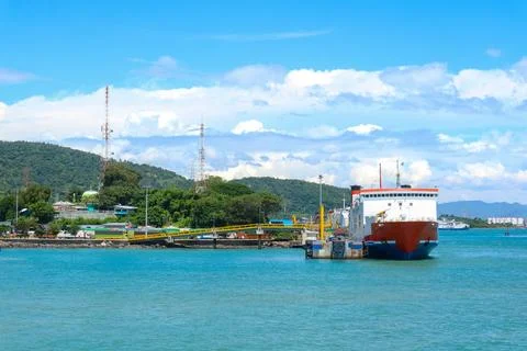 Ferryboat loading or unloading by a port pier. Foto stock