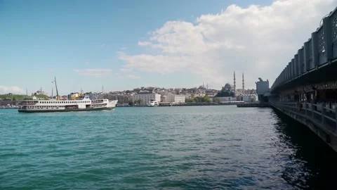 Ferryboat passing through galata bridge,  under the galata bridge Video stock 131085679
