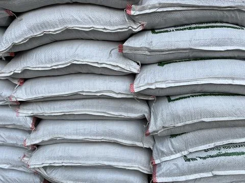 Fertilizer bag being stacked in front of a plant shop Foto stock