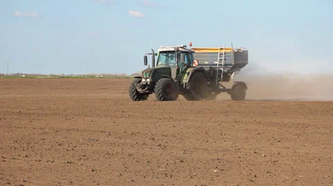 Fertilizer spreader on the field Video stock 22642974