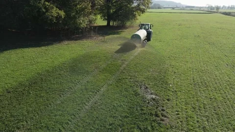Fertilizing with a tractor, pouring slurry over the lawn 库存影片 221093781