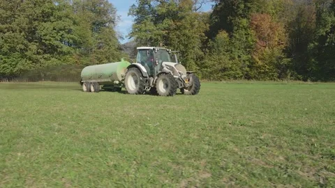 Fertilizing with a tractor, pouring slurry over the lawn 3 Vidéo 223856405
