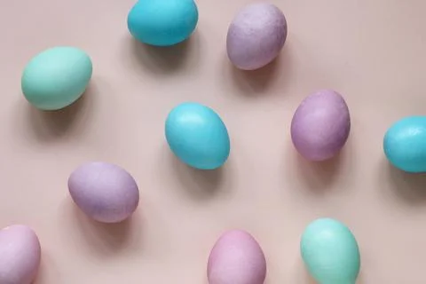 Festive backdrop with colorful Easter eggs on a pink background, top view. Foto stock