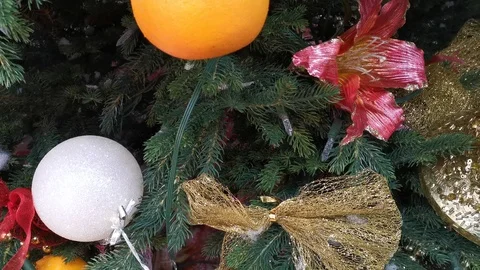 Festive background with decorations on Christmas tree 库存影片 121085553