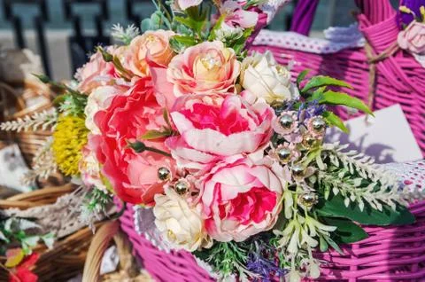 Festive bouquet in basket Foto stock