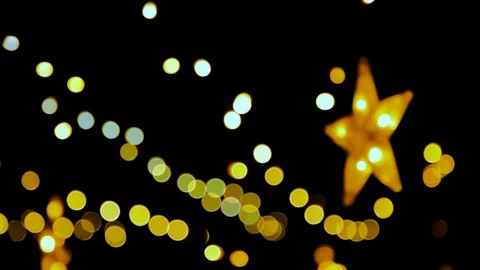 Festive Christmas string lights and a swinging star in the dark of night Vídeos de archivo 128060054