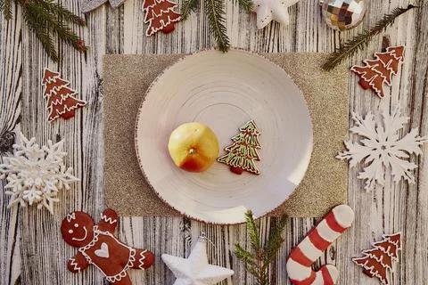 Festive Christmas table setting. Beige neutral plate with tangerines and Foto stock