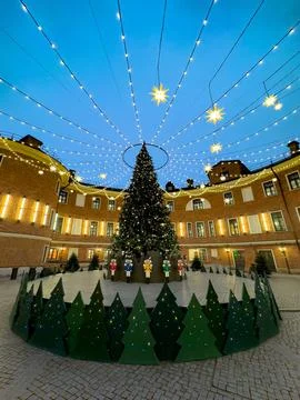 Festive Christmas tree with nutcracker decorations and glowing lights Foto stock