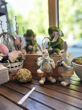 A festive composition with an Easter cake decorated with white fudge, with a Foto stock