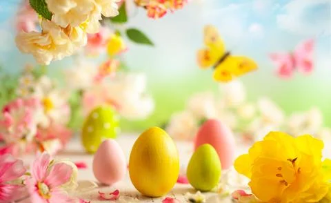 Festive decoration with Easter eggs and beautiful spring flowers on a blurr.. Stock Photos