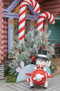 Festive decorations featuring a snowman with candy canes in a holiday setting Stock-Fotos