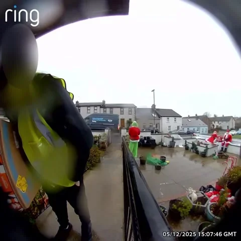 Festive Delivery Fail as Driver's Van Rolls Away, Northern Ireland - 12 Dec 2025 Vídeos de archivo 326364624