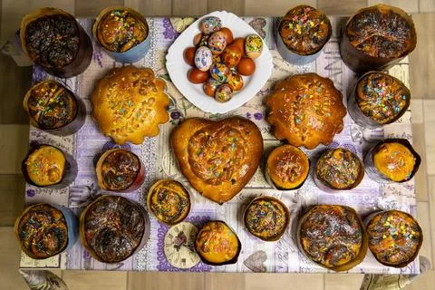 Festive display of homemade Easter bread and painted eggs 库存照片